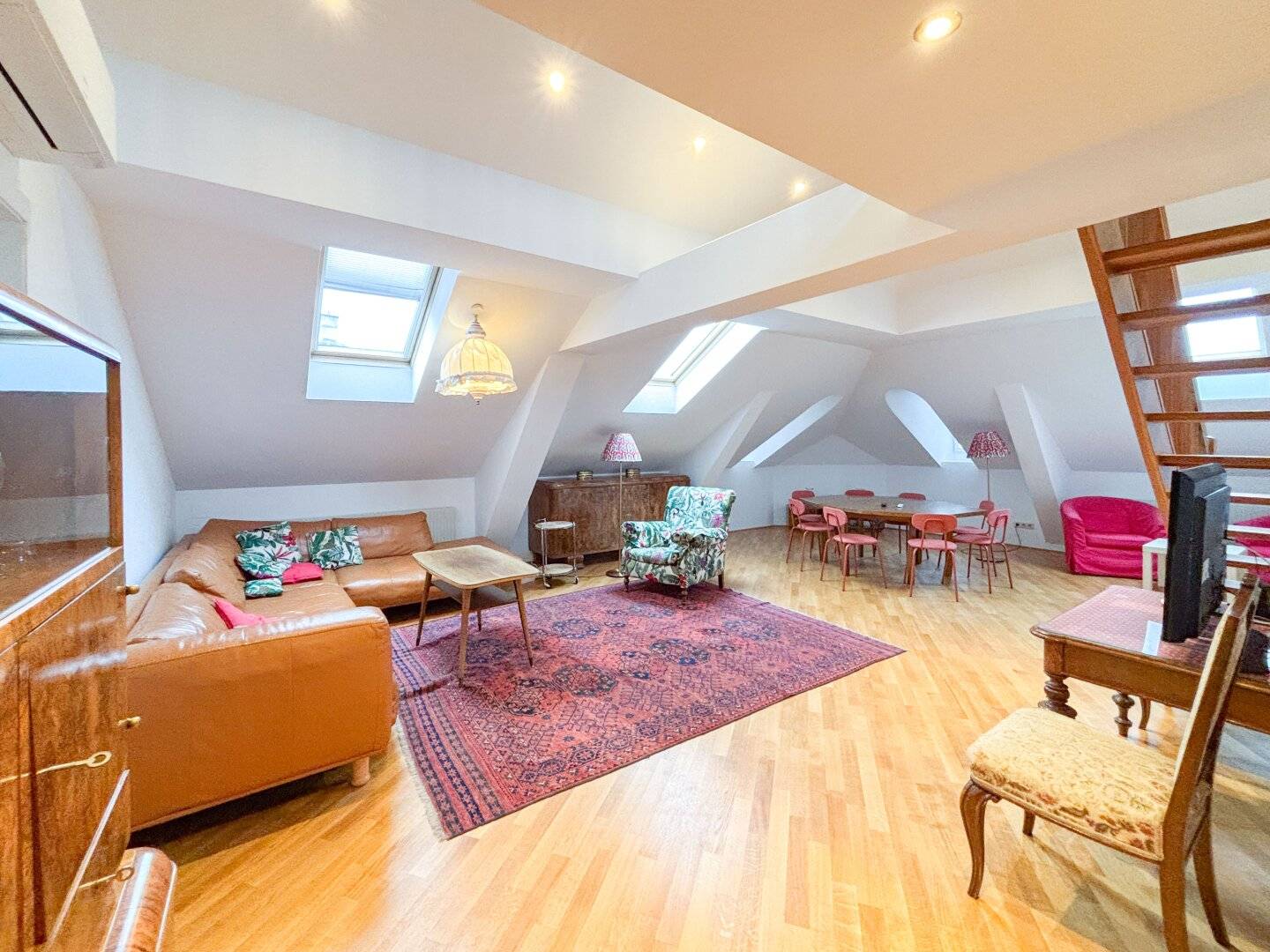 Fully furnished attic apartment with secluded 60 m² roof terrace! Very suitable for Expats!