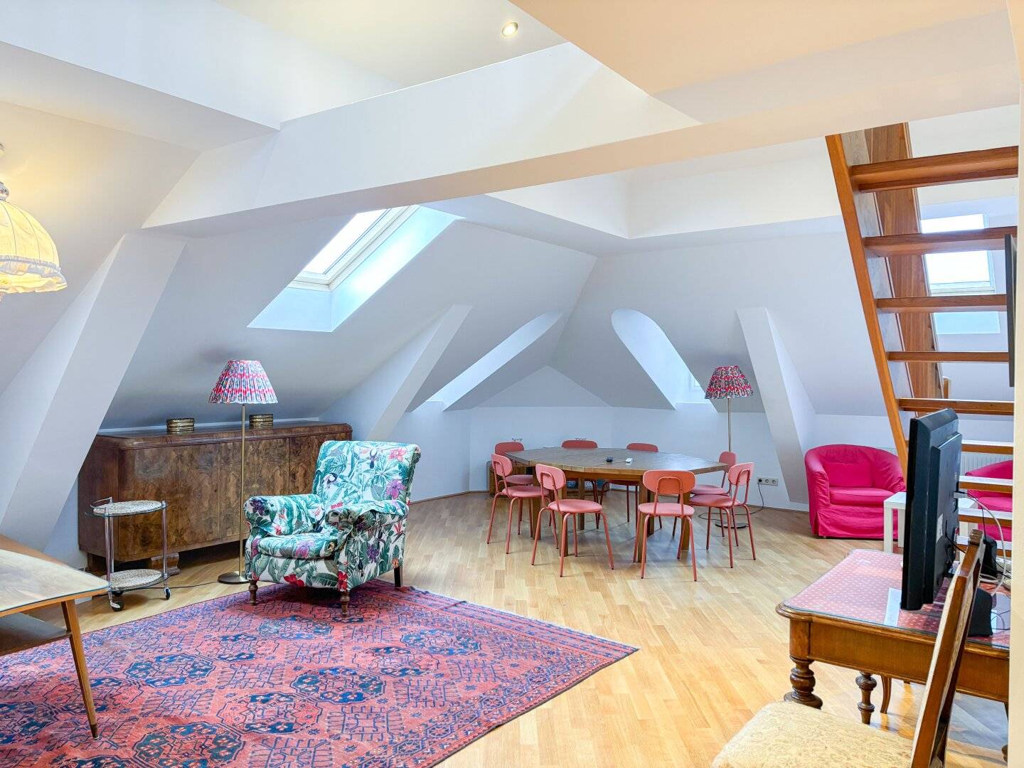 Fully furnished attic apartment with secluded 60 m² roof terrace! Very suitable for Expats!