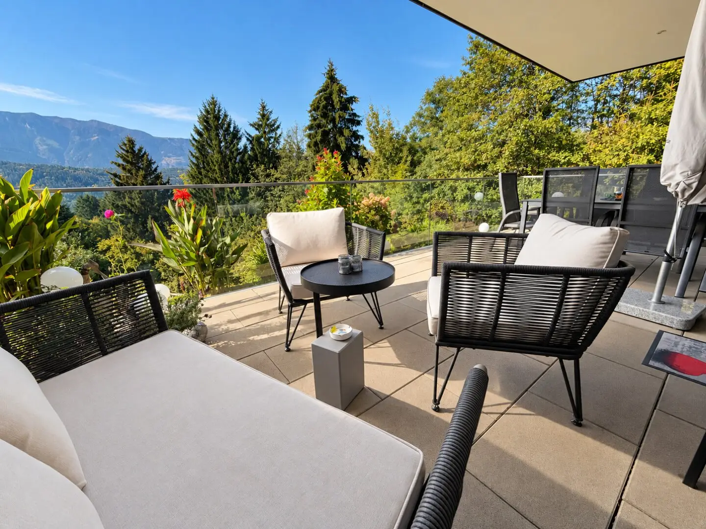 EXKLUSIVE EIGENTUMSWOHUNG MIT SEEBLICK UND PRIVATEM BADESTRAND IN MILLLSTATT AM SEE!