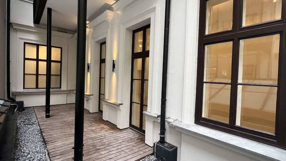Thoroughly renovated old building near Rathaus