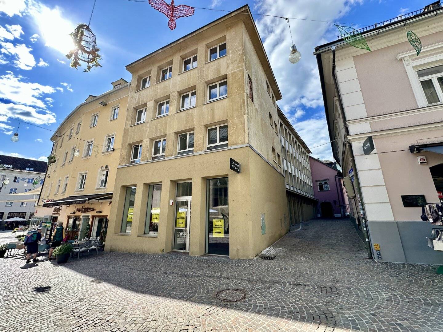 Three months rent-free! Top location for your business idea!