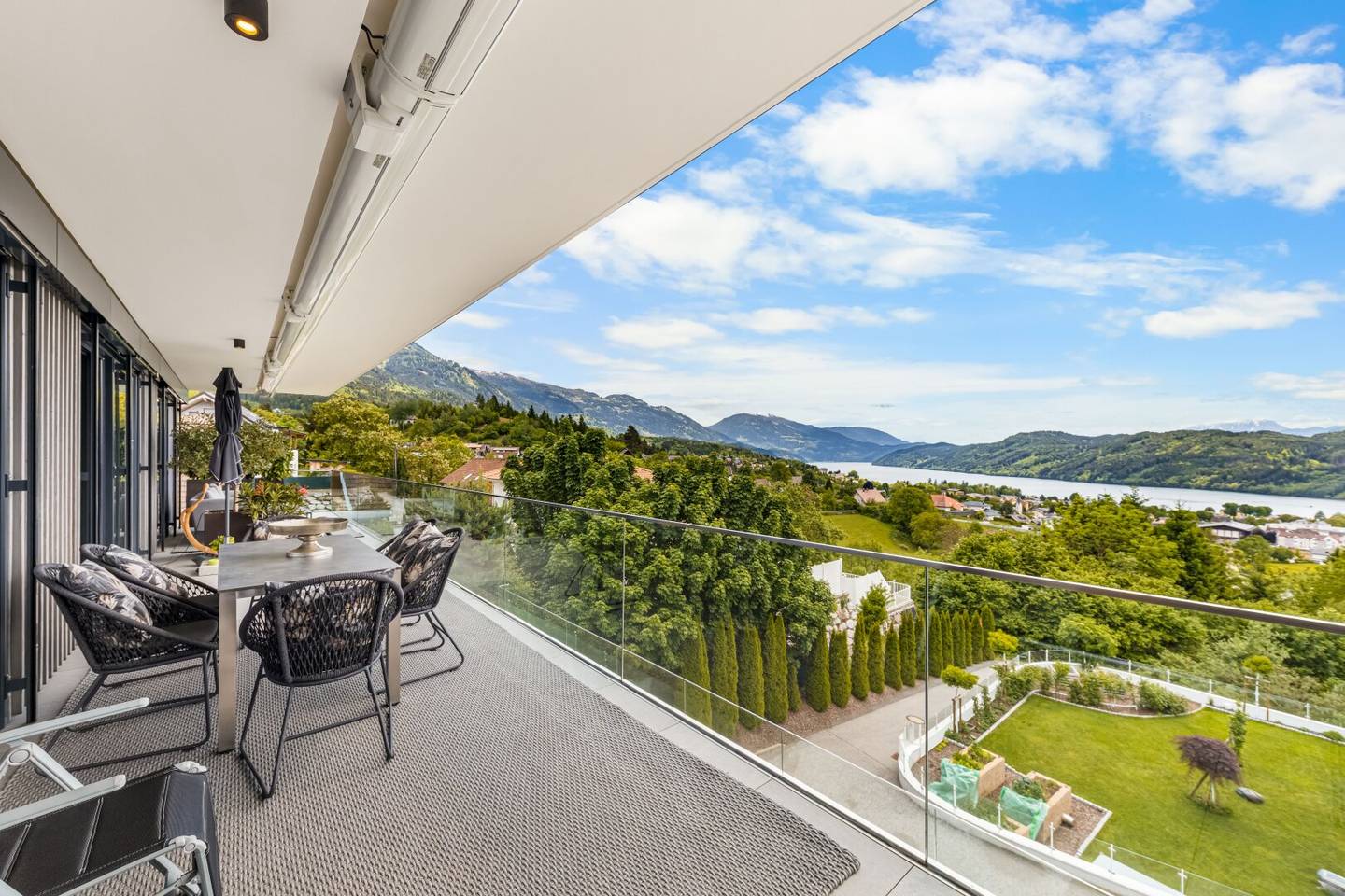 PENTHOUSE OF EXTRA CLASS A VIEW OVER THE MILLSTÄTTER SEE AND THE MOUNTAINS THAT TAKES YOUR BREATH AWAY