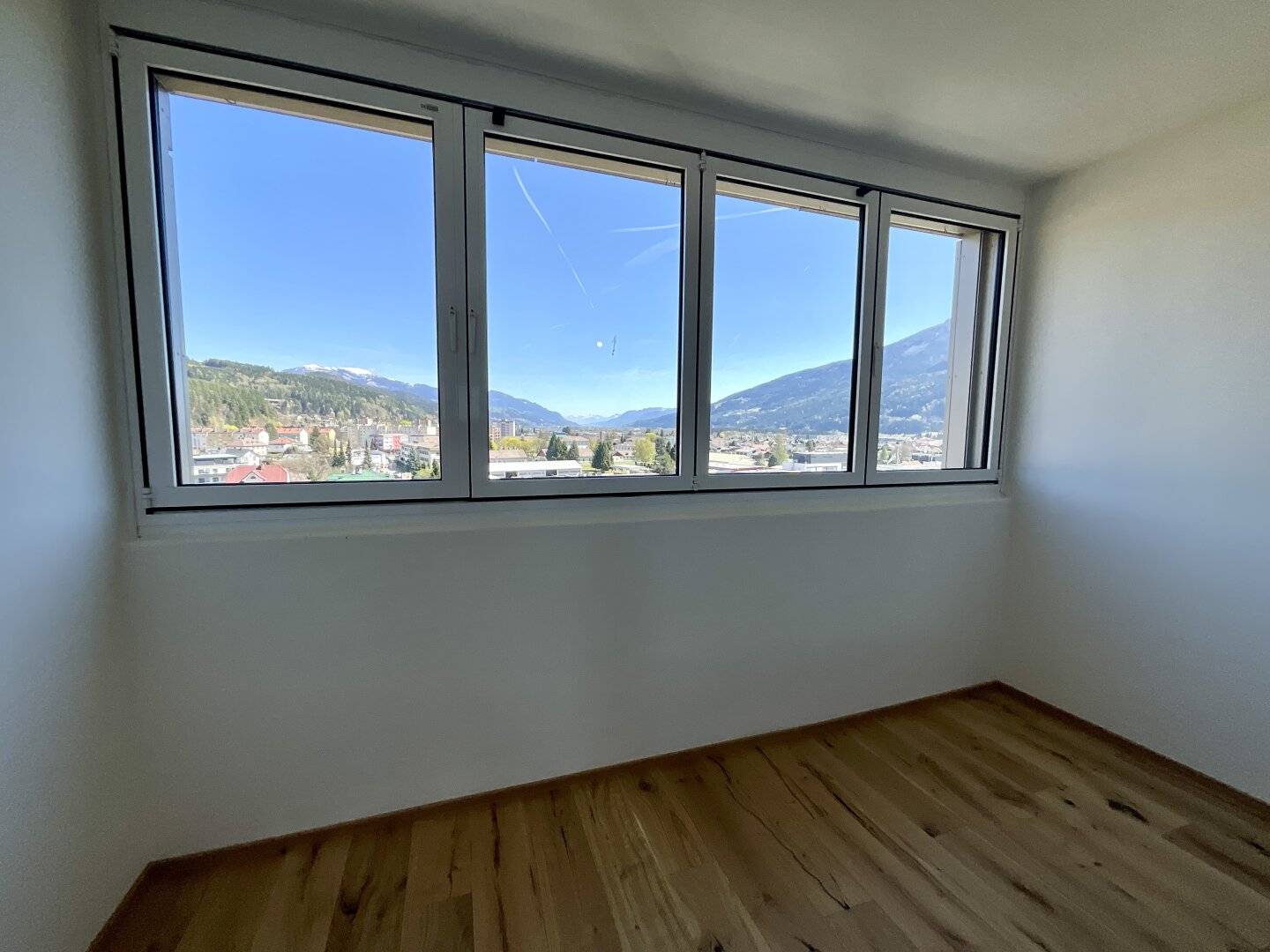 STILVOLL UND ZENTRAL WOHNEN MIT WEITBLICK! IHRE WOHLFÜHLOASE ÜBER DEN DÄCHERN DER STADT!