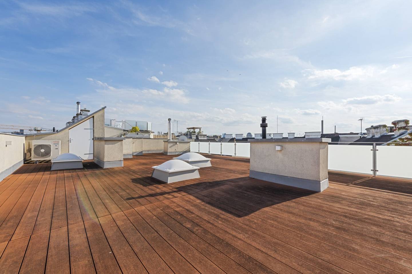 Exceptional attic conversion near Naschmarkt // 155 m² roof terrace + garage!