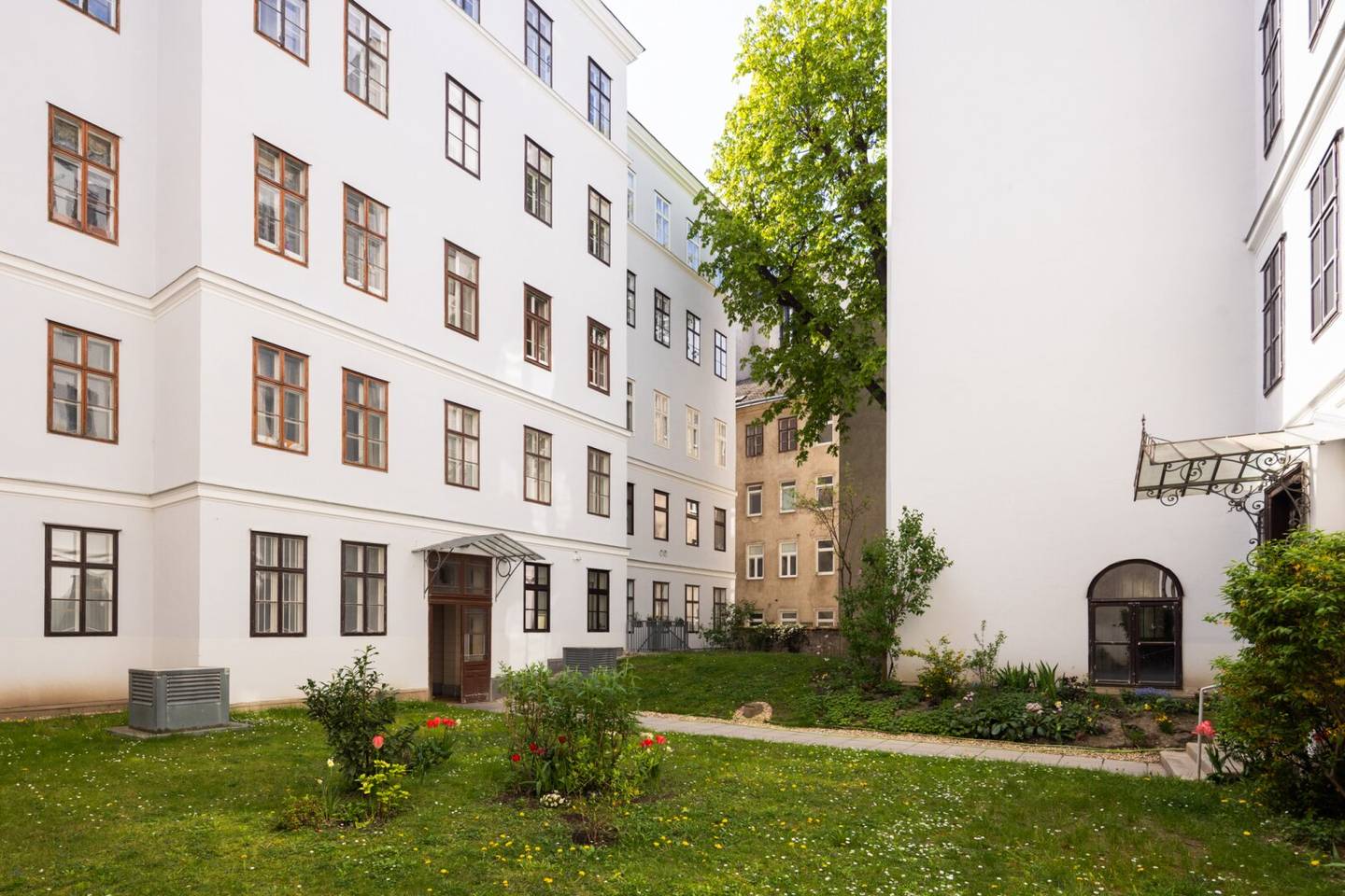 Enjoy city life in peace: stylish period apartment near Neubaugasse on the border of the 7th and 8th district