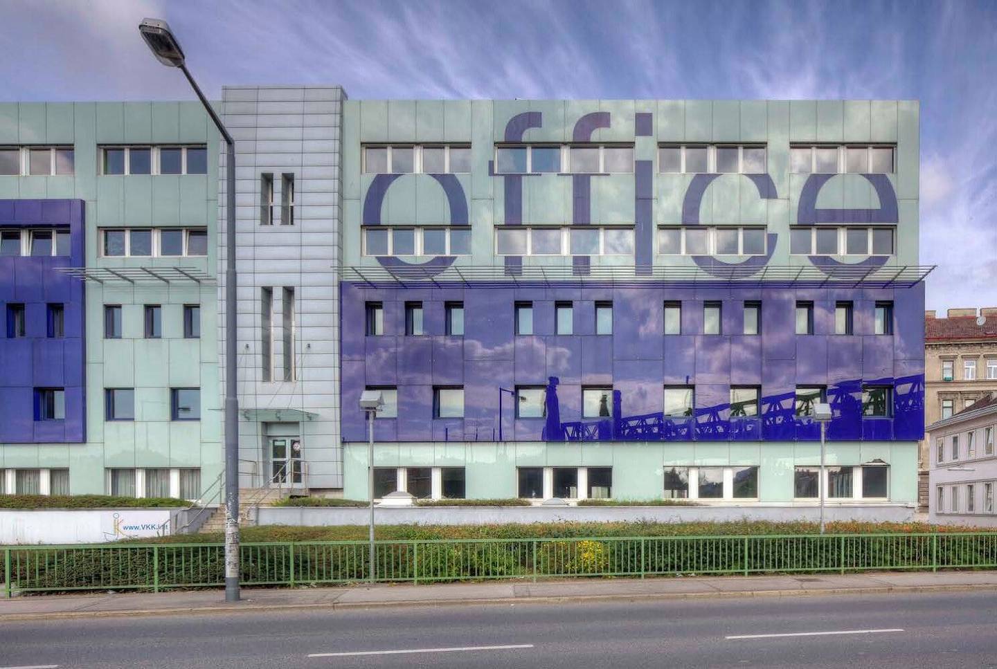 Attractive new office building directly at the subway