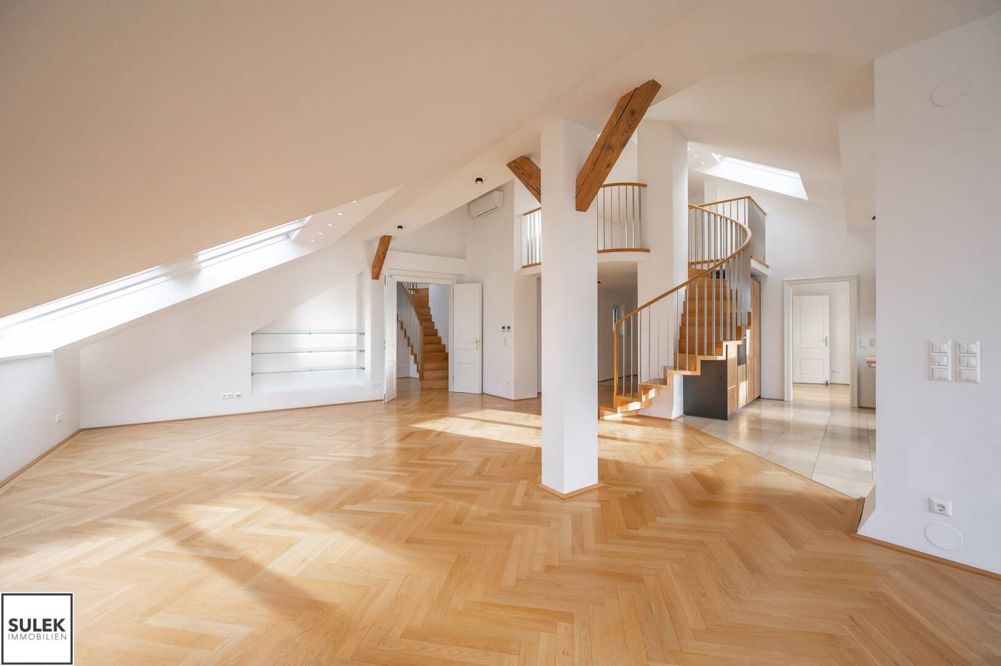 Living in the city center: 3-room apartment with terrace and dreamlike view // Albertina