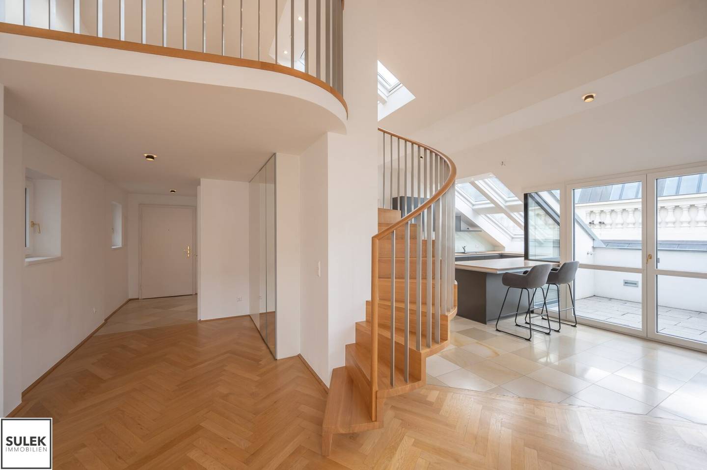 Living in the city center: 3-room apartment with terrace and dreamlike view // Albertina