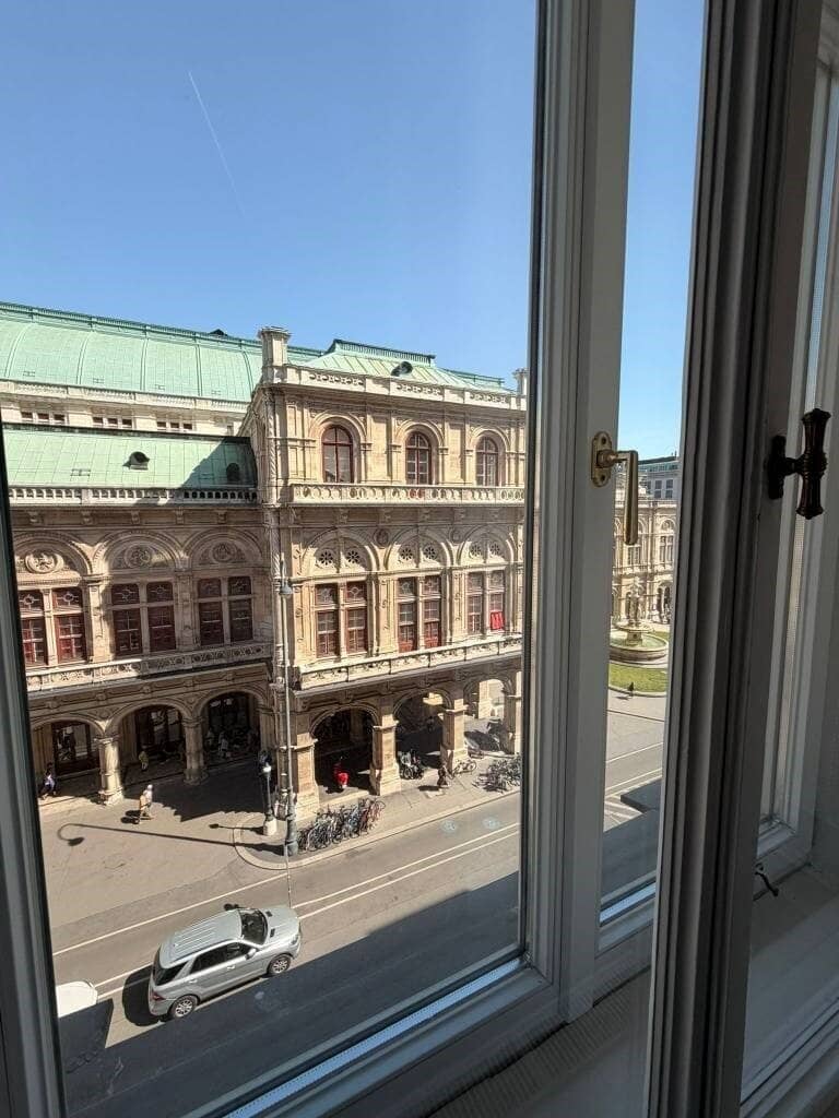 Prachtvolles Altbaubüro mit Blick auf die Oper