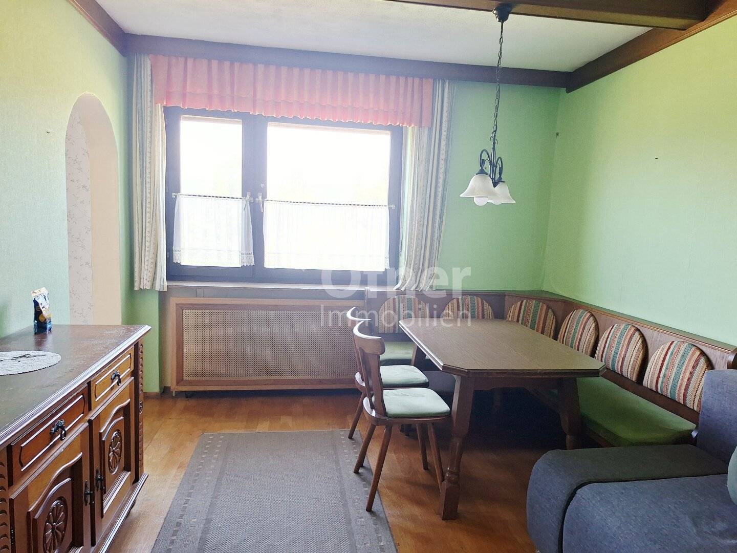 Wohnhaus mit großzügigem Raumangebot und Garten