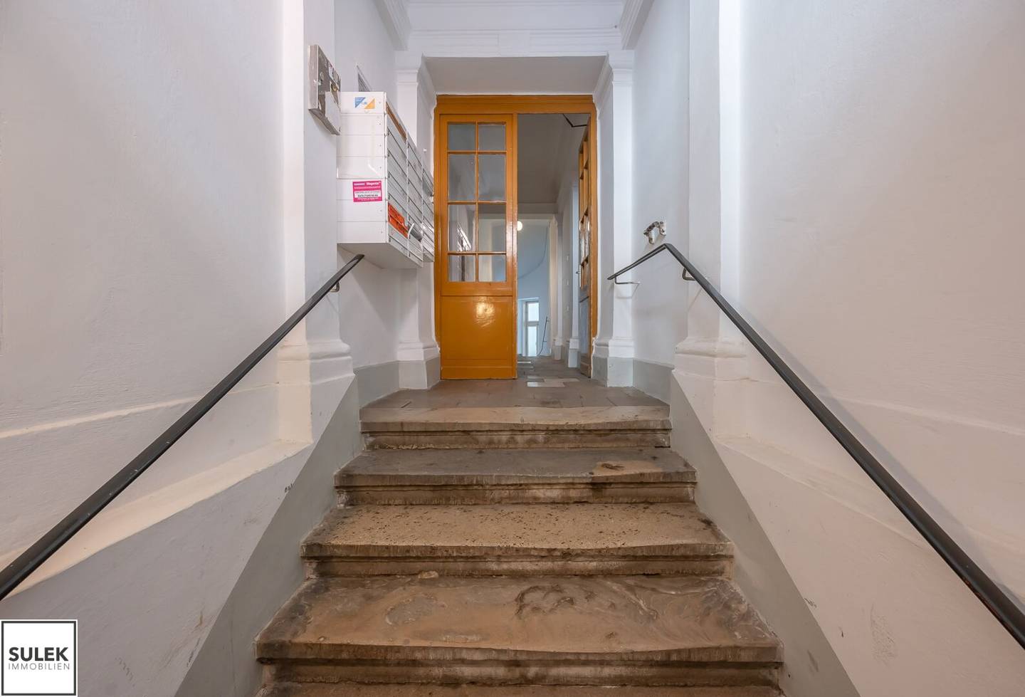 Available immediately: spacious commercial space with office, sales rooms and storage space, street entrance, air conditioning, loading ramp and more, unlimited lease