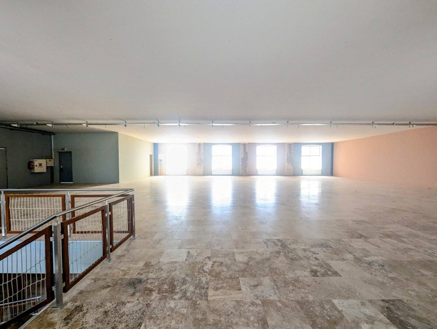 Retail space/office/warehouse with high advertising value