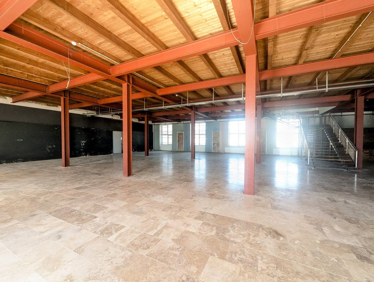 Retail space/office/warehouse with high advertising value