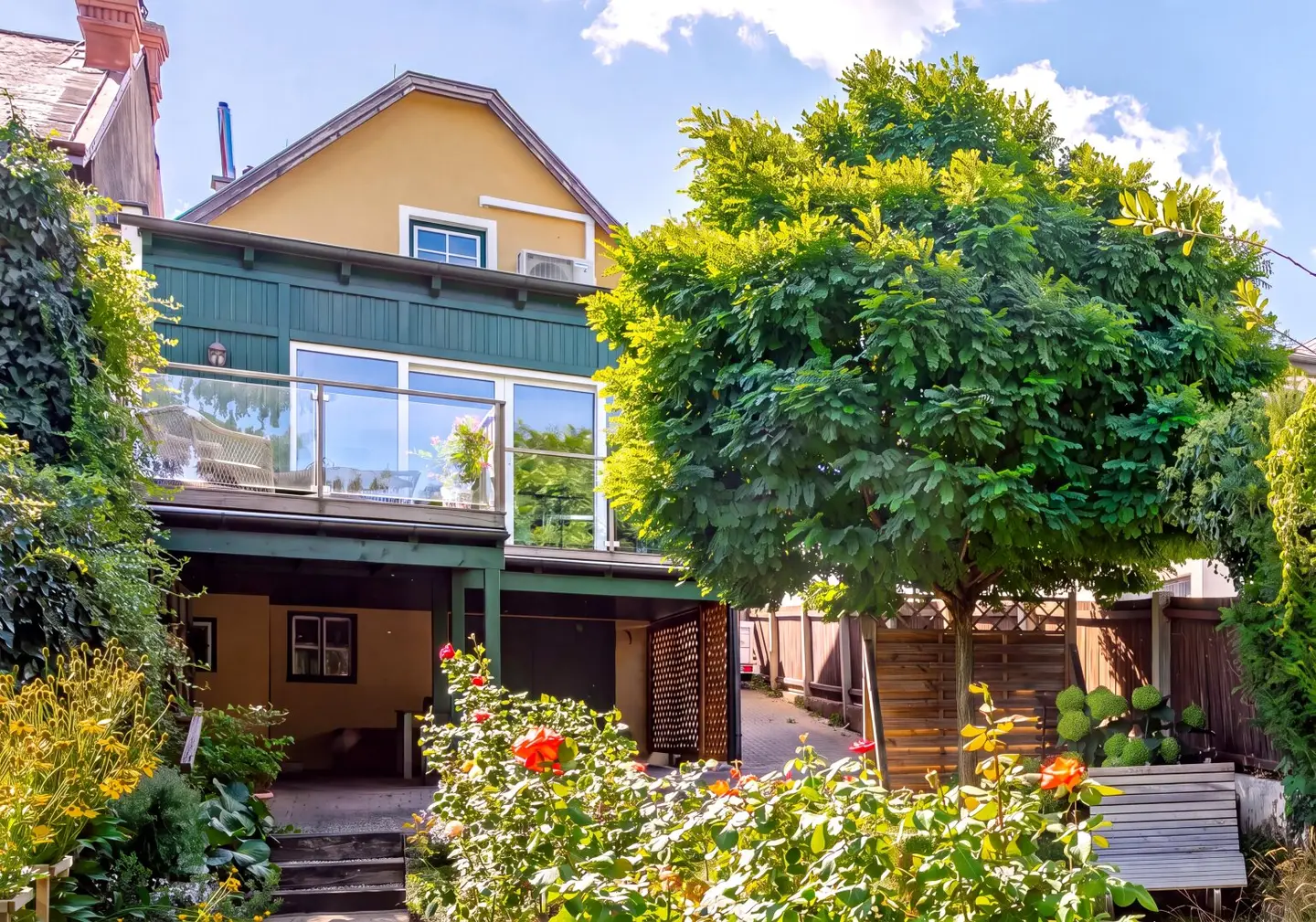 Entzückendes, generalsaniertes "Winzerhaus" am Gießhübl mit traumhaftem Garten, Carport, Wintergarten, Terrasse, Weinkeller, Gartenhaus (um 95 m² erweiterbar), Salettl, uvm.