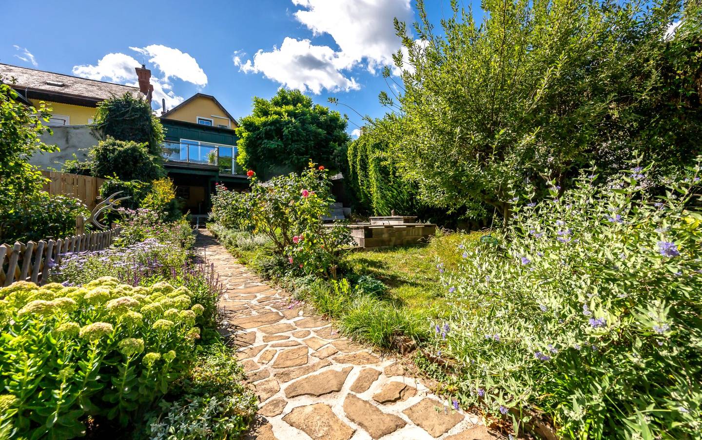 Unique Enthusiast's Property Fully Renovated Winegrower's House in Gießhübl with a dream garden, carport, conservatory, terrace, wine cellar, garden house expandable by about 95 m², gazebo and more