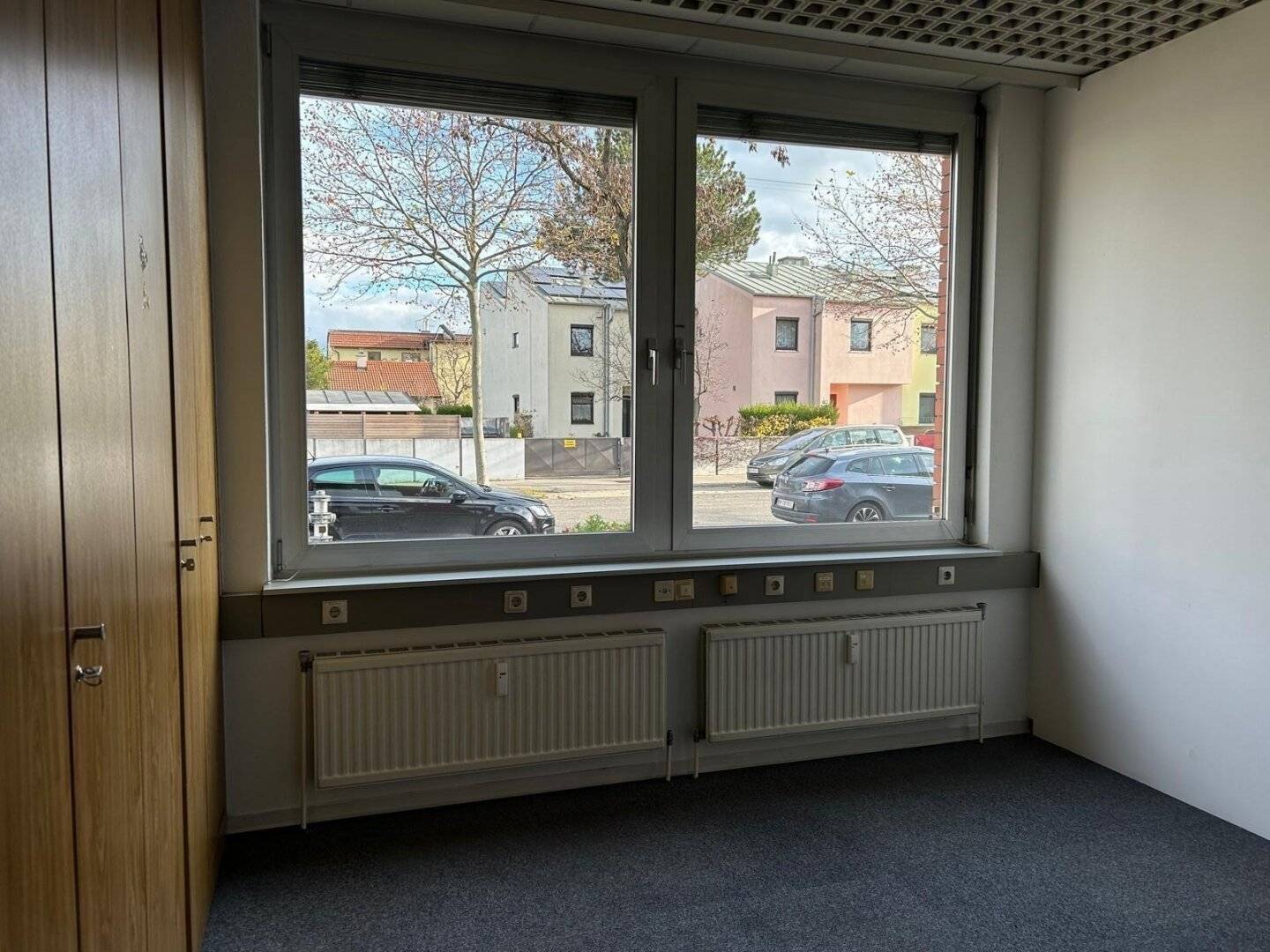 1230; Büro zu vermieten + Konferenzraum nach Absprache extra nutzbar
