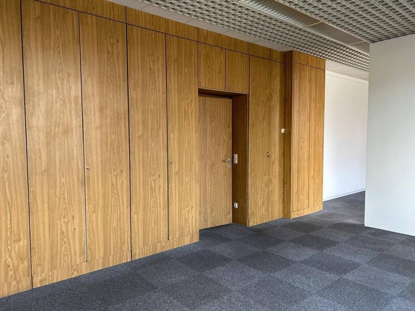 1230; Büro zu vermieten + Konferenzraum nach Absprache extra nutzbar