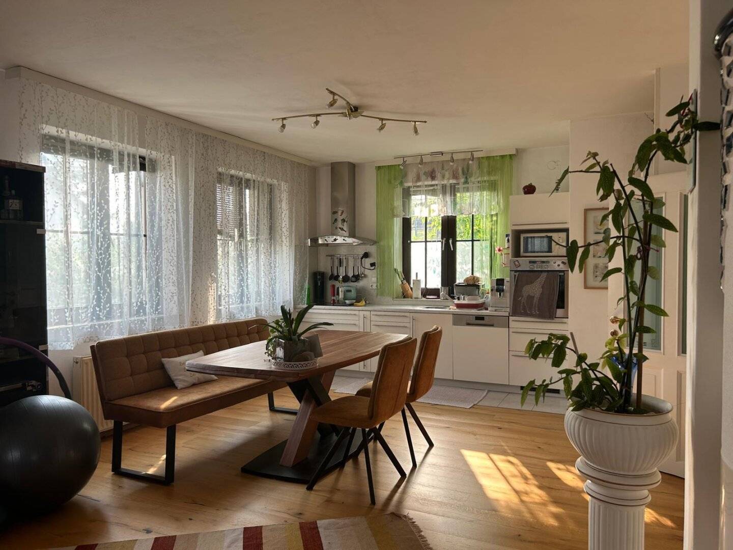 Oberlisse - 157 qm WNFL + 94 qm Keller - 4 Schlafzimmer - alle Zimmer getrennt begehbar!
