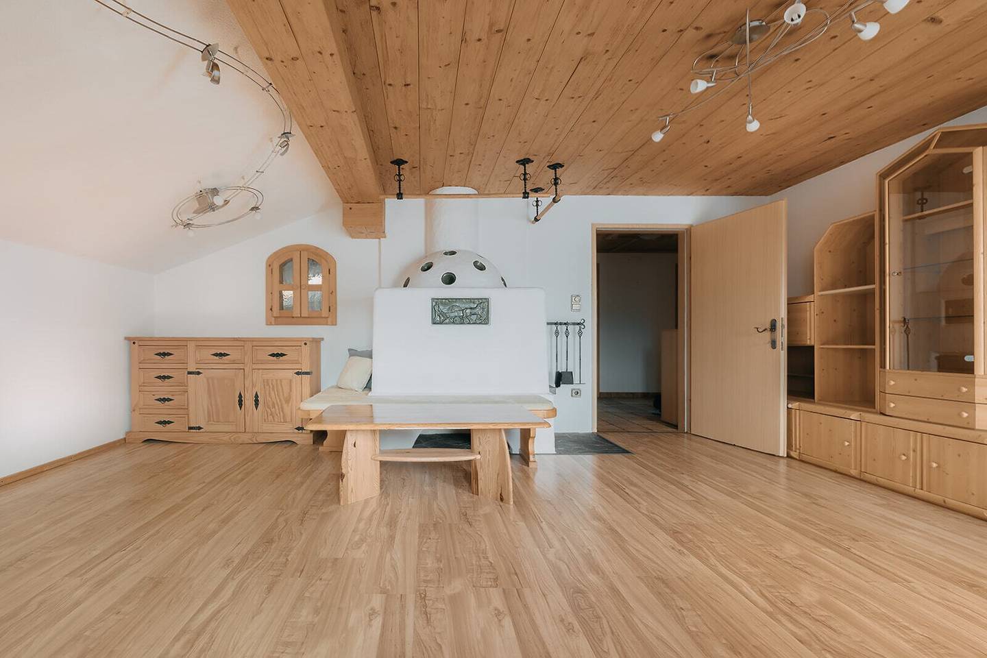Gemütliche 3-Zimmer-Dachgeschosswohnung mit Balkon, eigenem Gartenanteil und Bergblick in Fügen