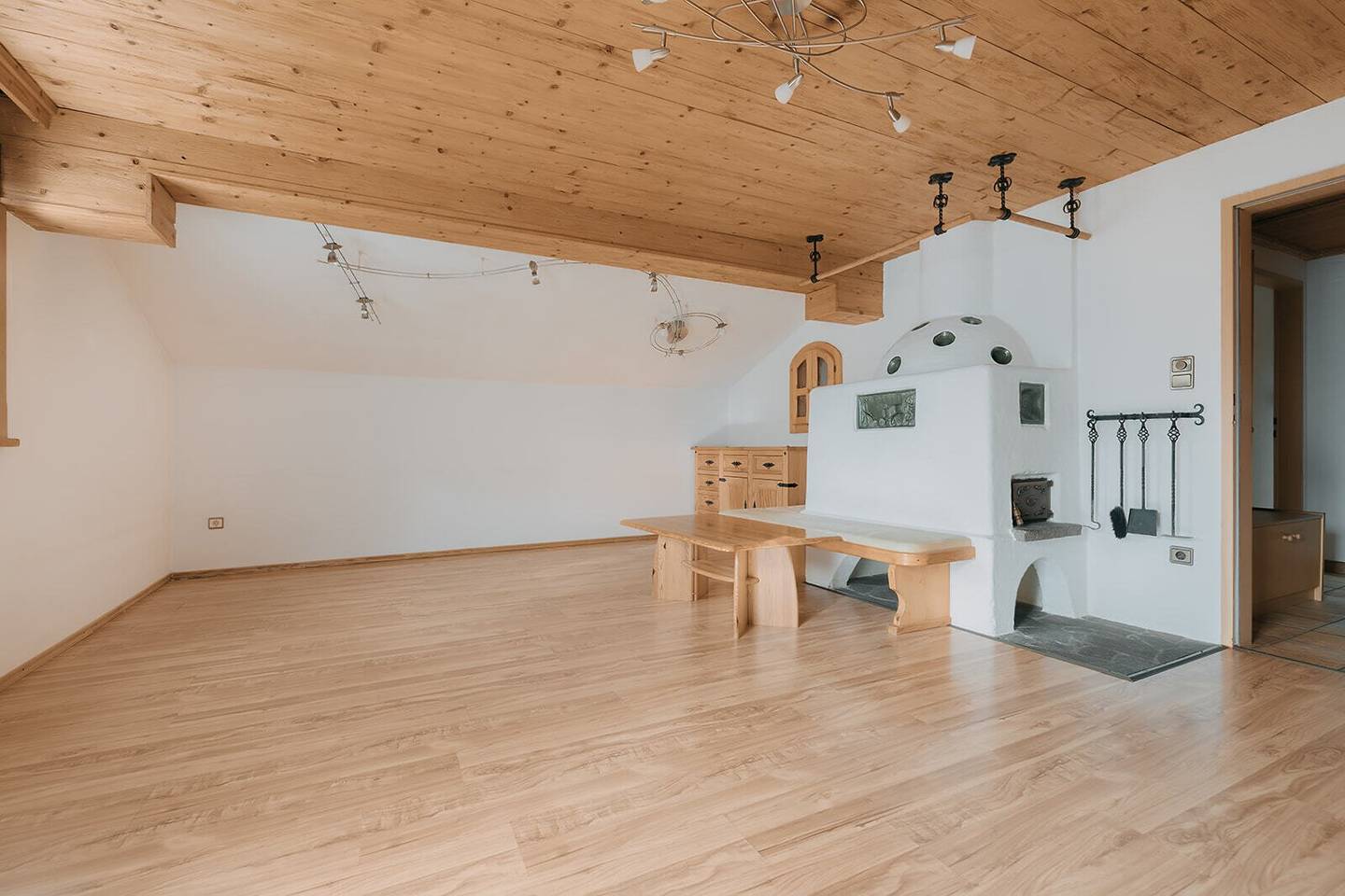 Gemütliche 3-Zimmer-Dachgeschosswohnung mit Balkon, eigenem Gartenanteil und Bergblick in Fügen