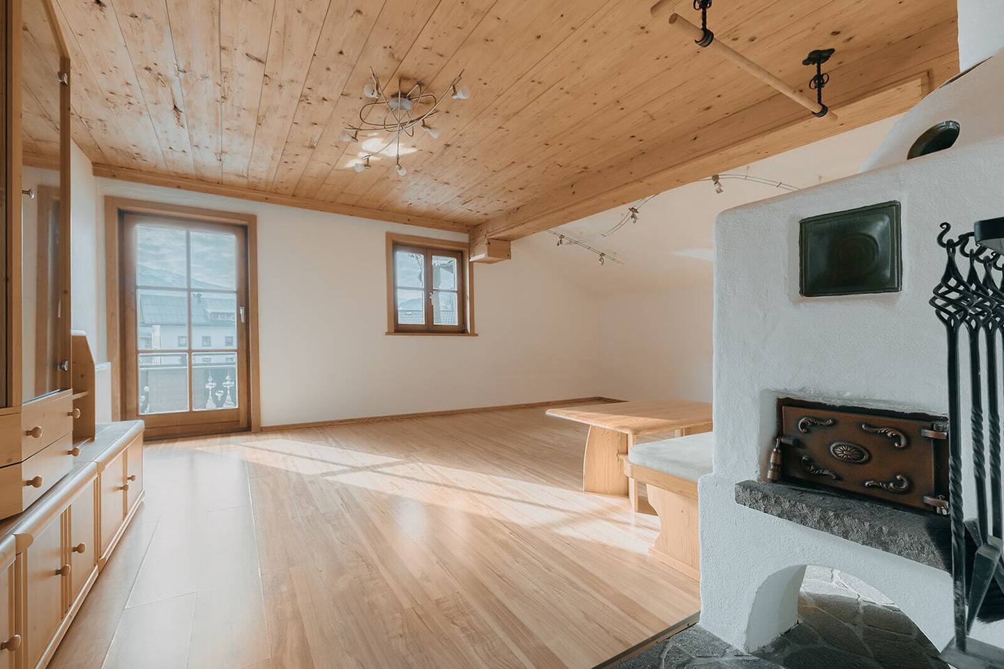 Gemütliche 3-Zimmer-Dachgeschosswohnung mit Balkon, eigenem Gartenanteil und Bergblick in Fügen