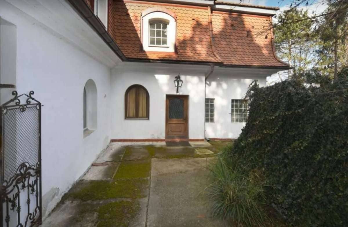 A villa with a lot of potential and unique charm in the best location now reduced