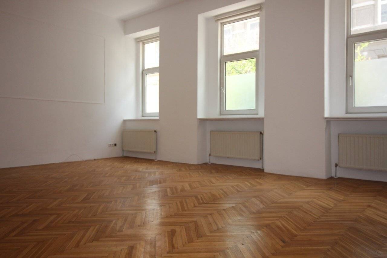 ALTBAUFLAIR: Helle EG-Wohnung mit Gartenbenützung