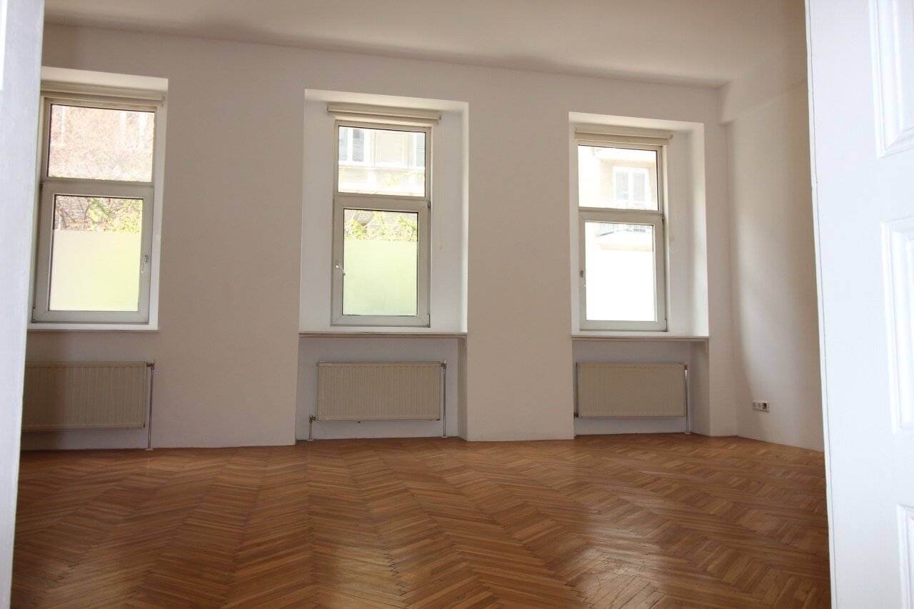 ALTBAUFLAIR: Helle EG-Wohnung mit Gartenbenützung