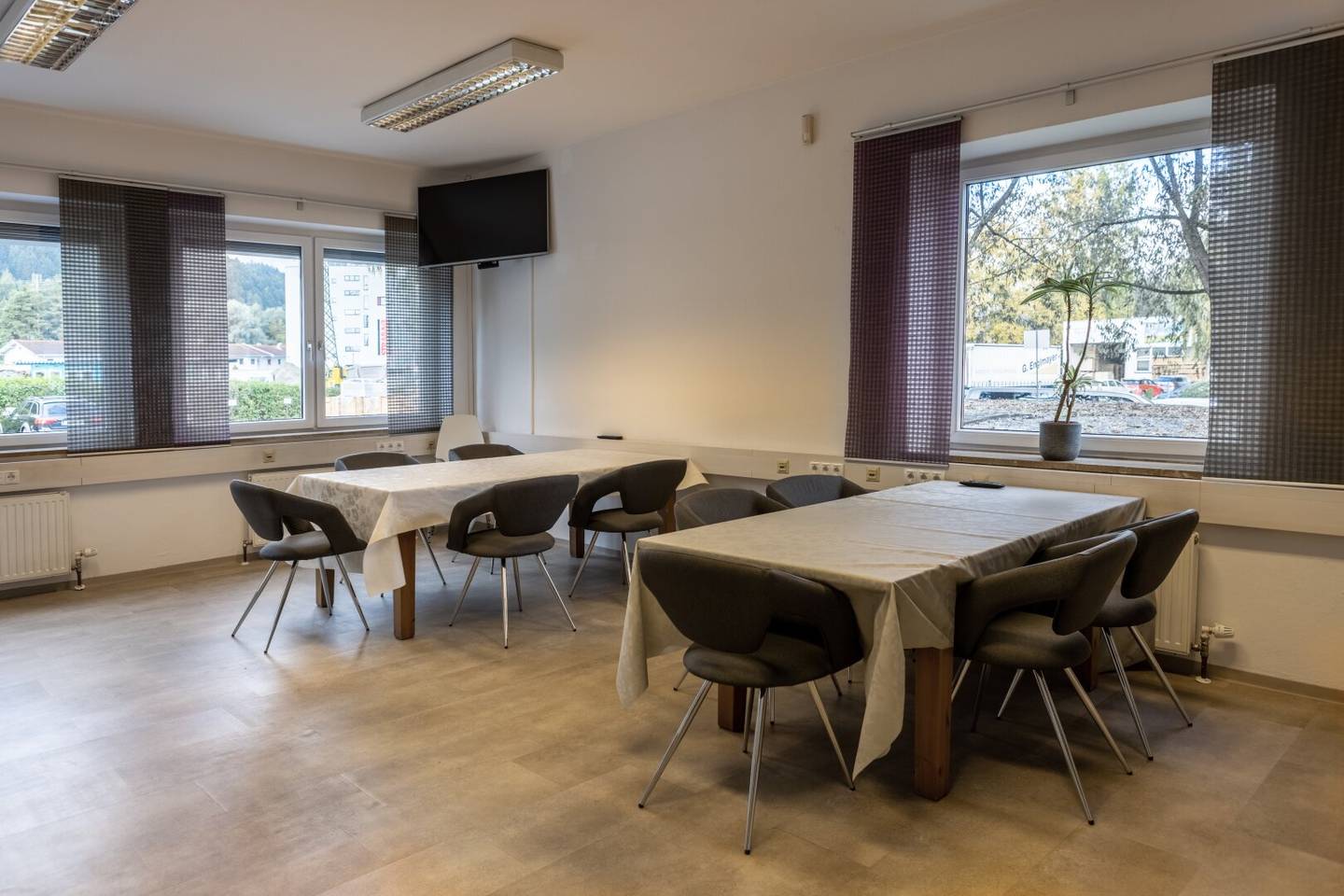 Zirl: Bright Corner Office for Rent