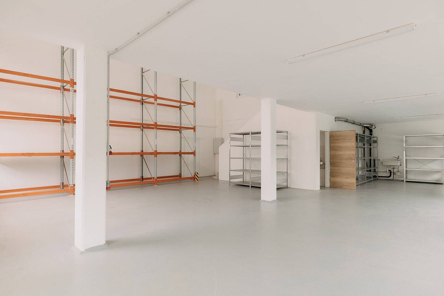 Modern commercial hall with office, storage and top equipment in Schwaz for rent in Schwaz? Wait we must keep proper phrasing.