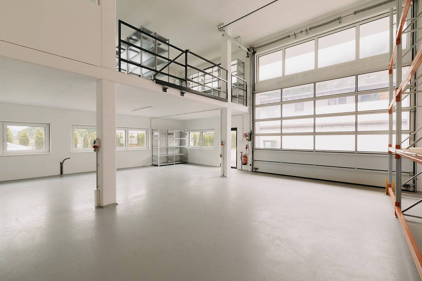 Modern commercial hall with office, storage and top equipment in Schwaz for rent in Schwaz? Wait we must keep proper phrasing.