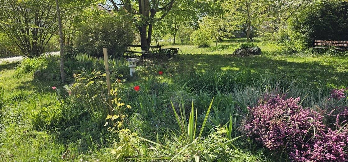 Werthaltiges wenig benütztes Haus mit schönem großen Garten in idyllischer Waldrandlage!