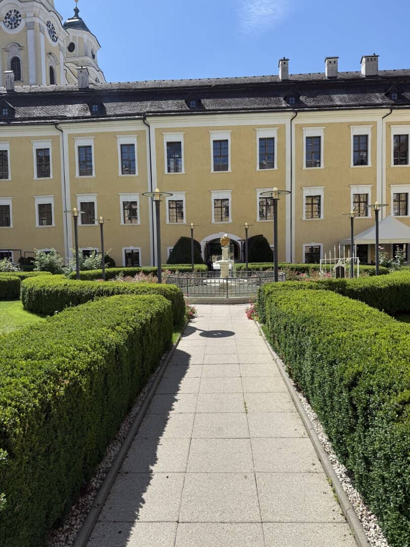 Exclusive living in Schloss Mondsee, generous three room apartment with special flair,
