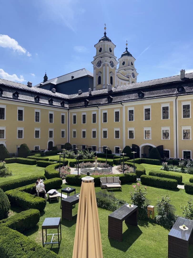 Exclusive living in Schloss Mondsee, generous three room apartment with special flair,