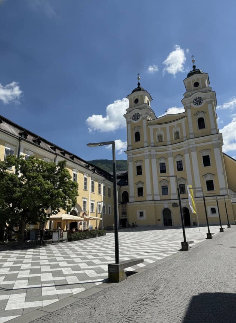 Exclusive living in Schloss Mondsee, generous three room apartment with special flair,