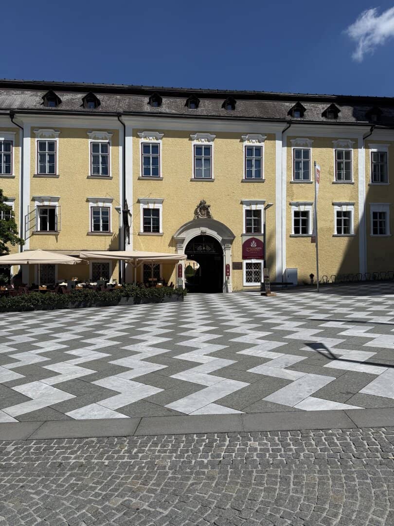 Exclusive living in Schloss Mondsee, generous three room apartment with special flair,