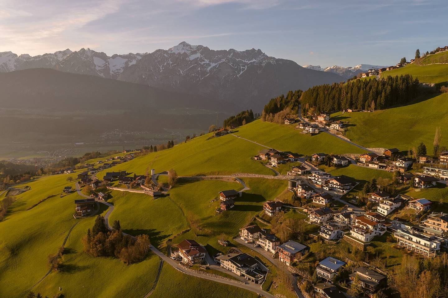 Baugrundstück am Weerberg – Ruhe, Natur und Lebensqualität