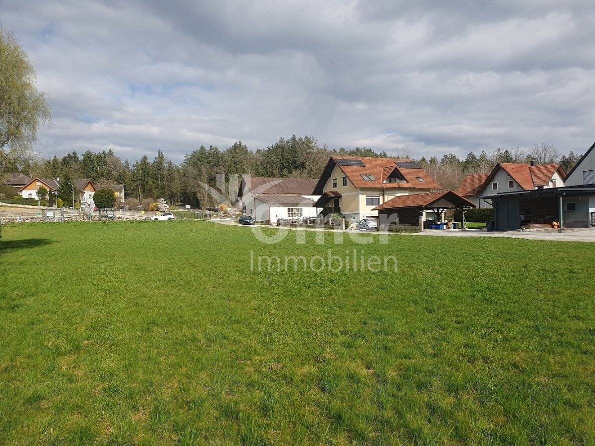 Sunny building plot in a beautiful green setting near Graz