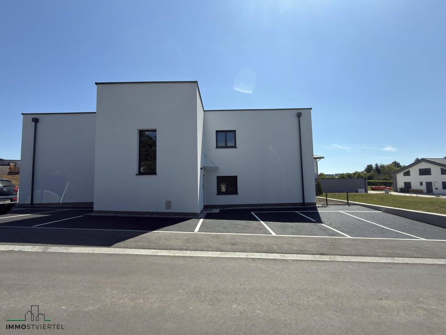 Große Neubaumietwohnung mit neuer Küche und Loggia!