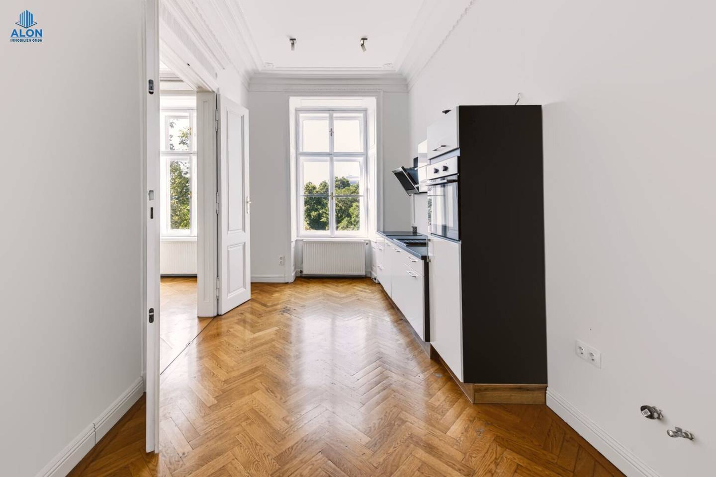 Top 6 rooms | 162 m² living space | Kärntner Straße | Stucco ceilings | Elevator in the building | Prime location | Available immediately