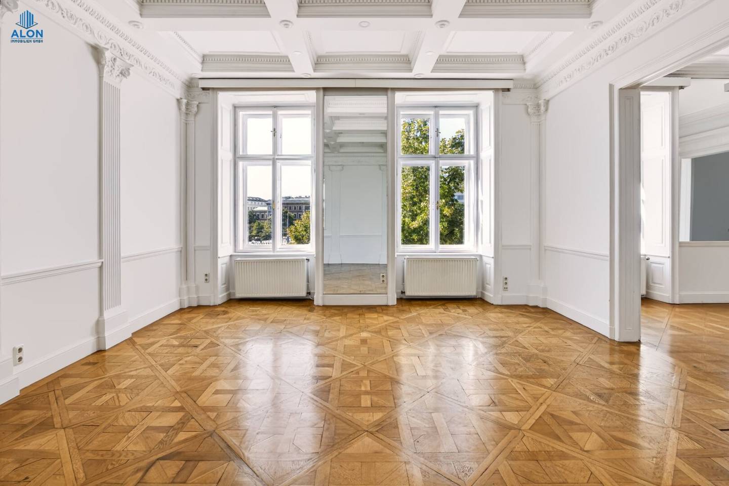 Top 6 rooms | 162 m² living space | Kärntner Straße | Stucco ceilings | Elevator in the building | Prime location | Available immediately