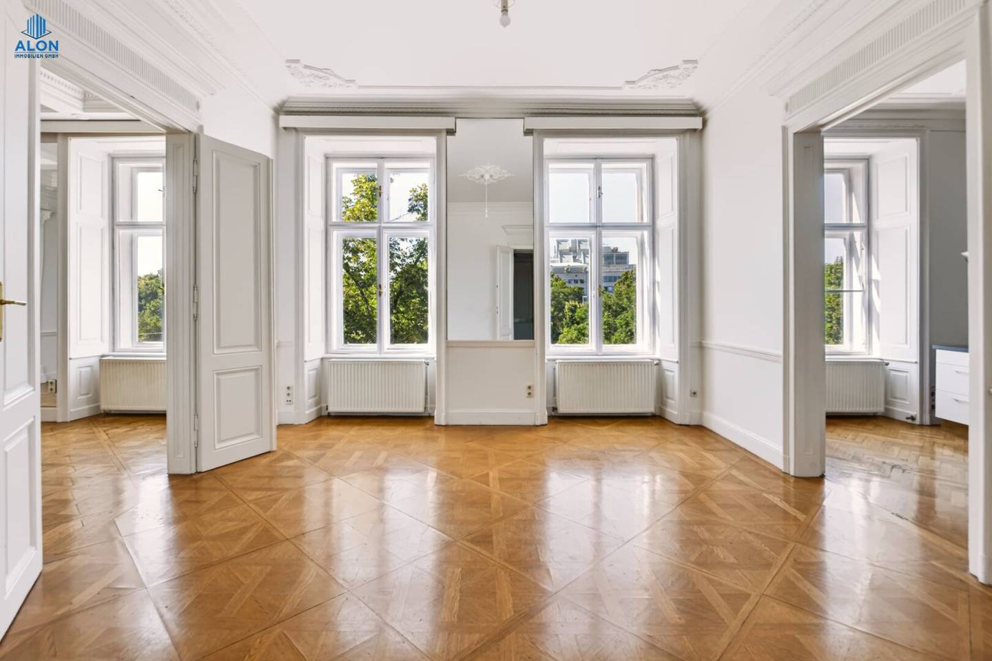 Top 6 rooms | 162 m² living space | Kärntner Straße | Stucco ceilings | Elevator in the building | Prime location | Available immediately