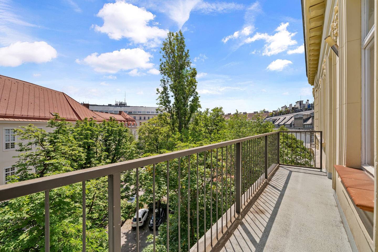 Meisterwerk: XXL-Altbau Traumwohnung mit Balkon und Grünblick in toller Lage