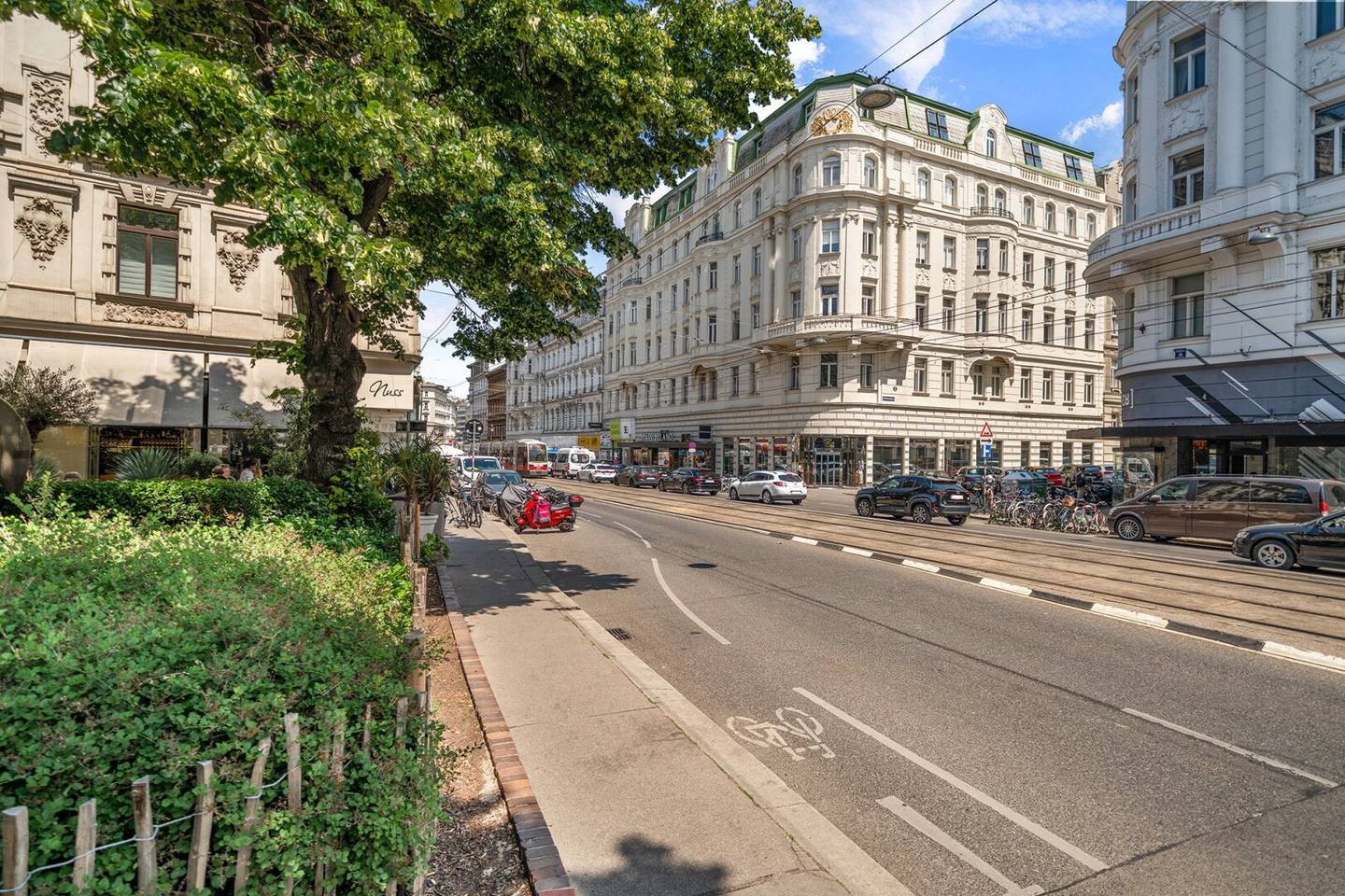 Lässiger Altbau mit 2 Balkonen und super Grundriss