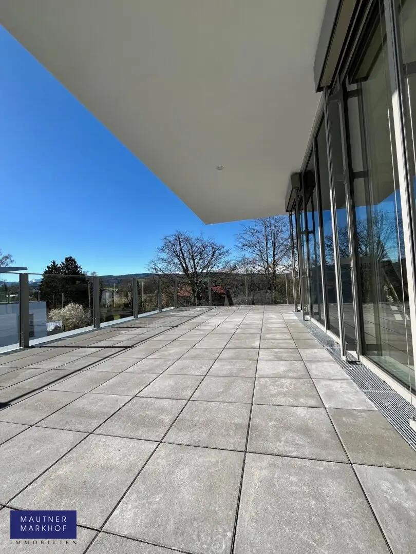 Penthouse by Lake Attersee, high-quality fittings, generous terrace, distant view, first occupancy