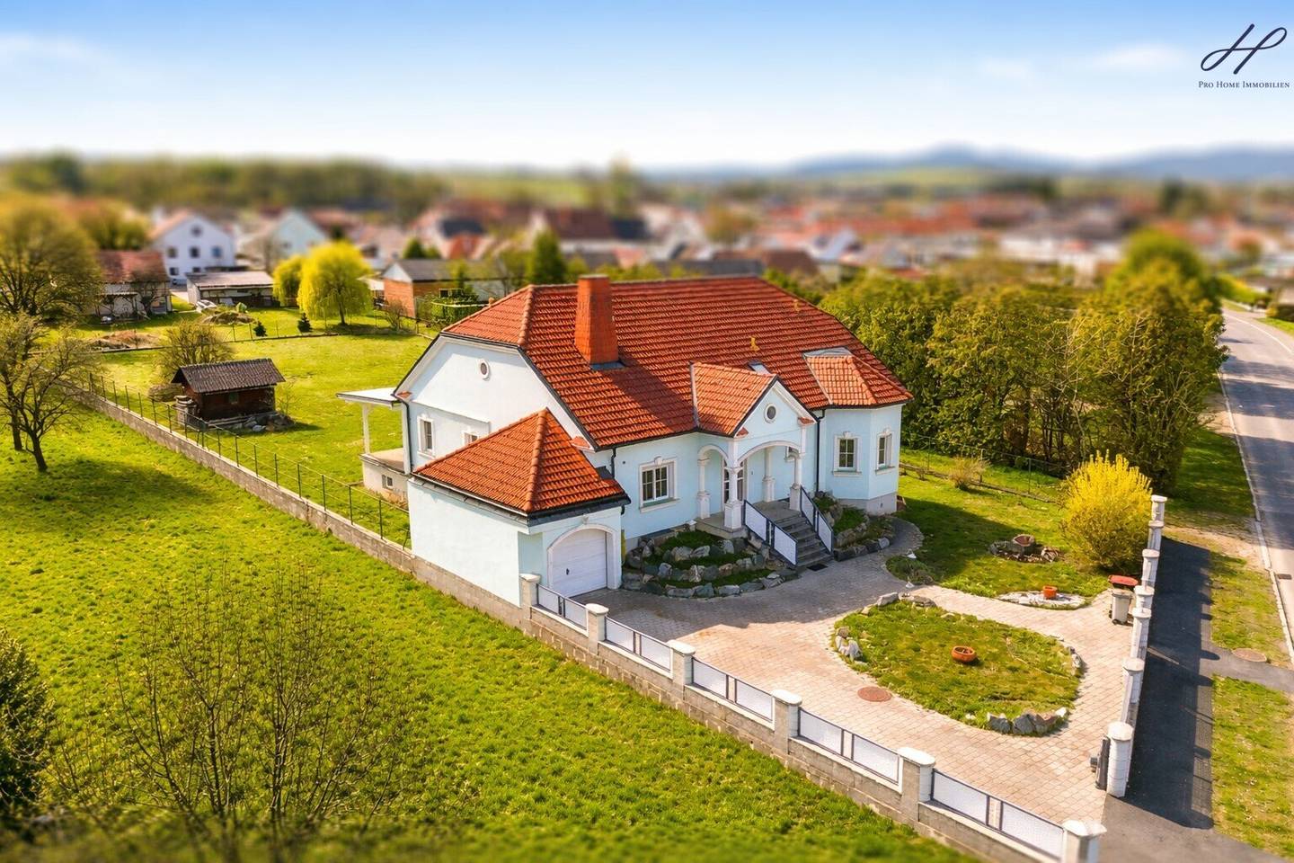 Stilvolles Einfamilienhaus mit weitläufigem Grundstück in ruhiger Lage