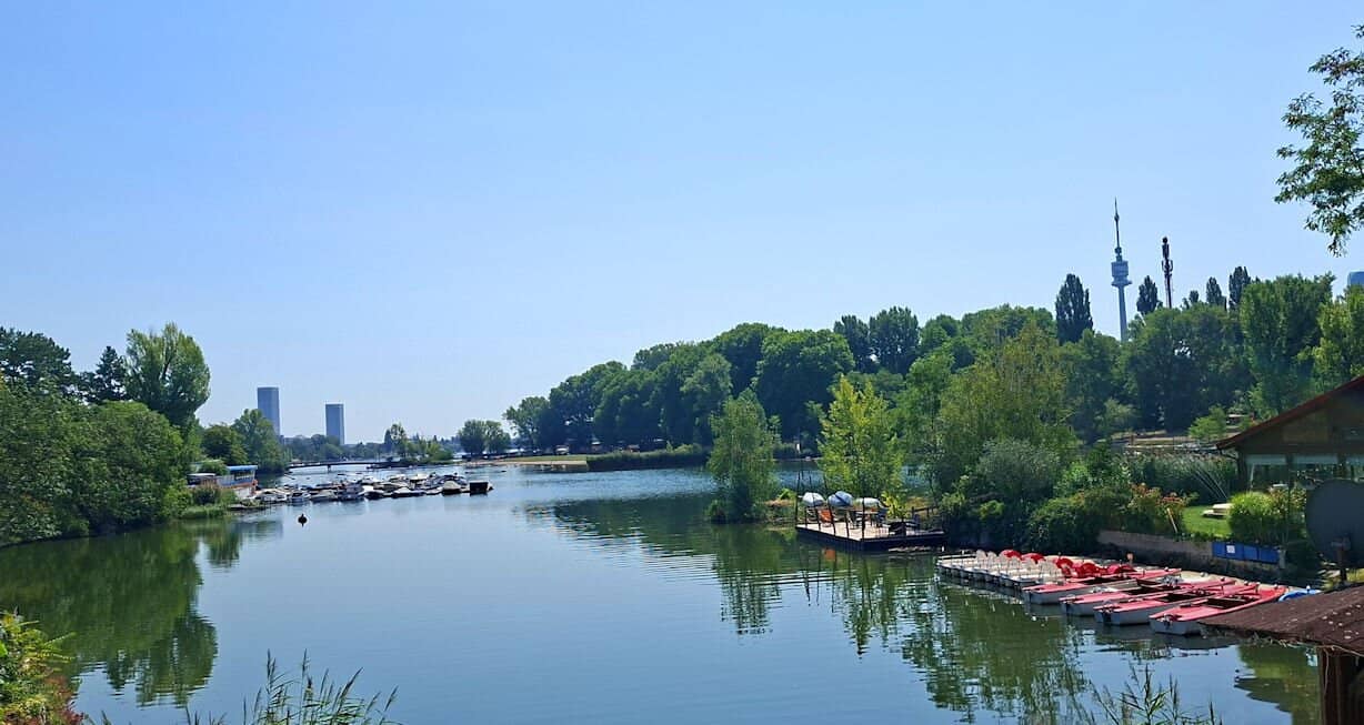 Bright, adaptable 3 room apartment on Oberen Alten Donau
