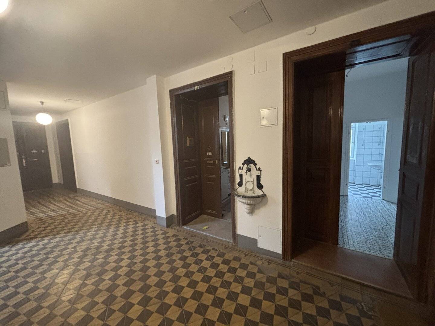 Sanierungsbedürftige 4 Zimmer Altbauwohnung mit viel Potential in zentraler Döblinger Lage - Billrothstrasse !