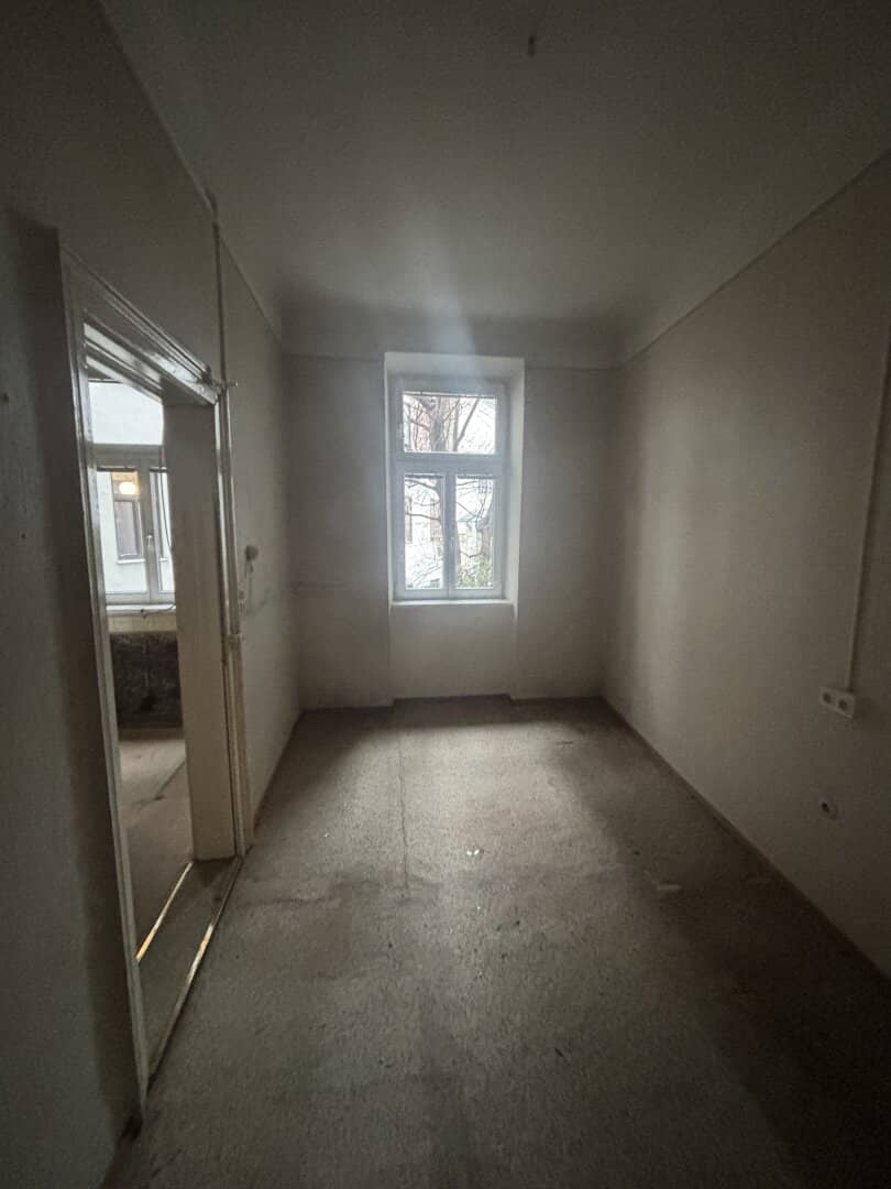 Sanierungsbedürftige 3 Zimmer Altbauwohnung mit viel Potential in zentraler Döblinger Lage - Billrothstrasse !