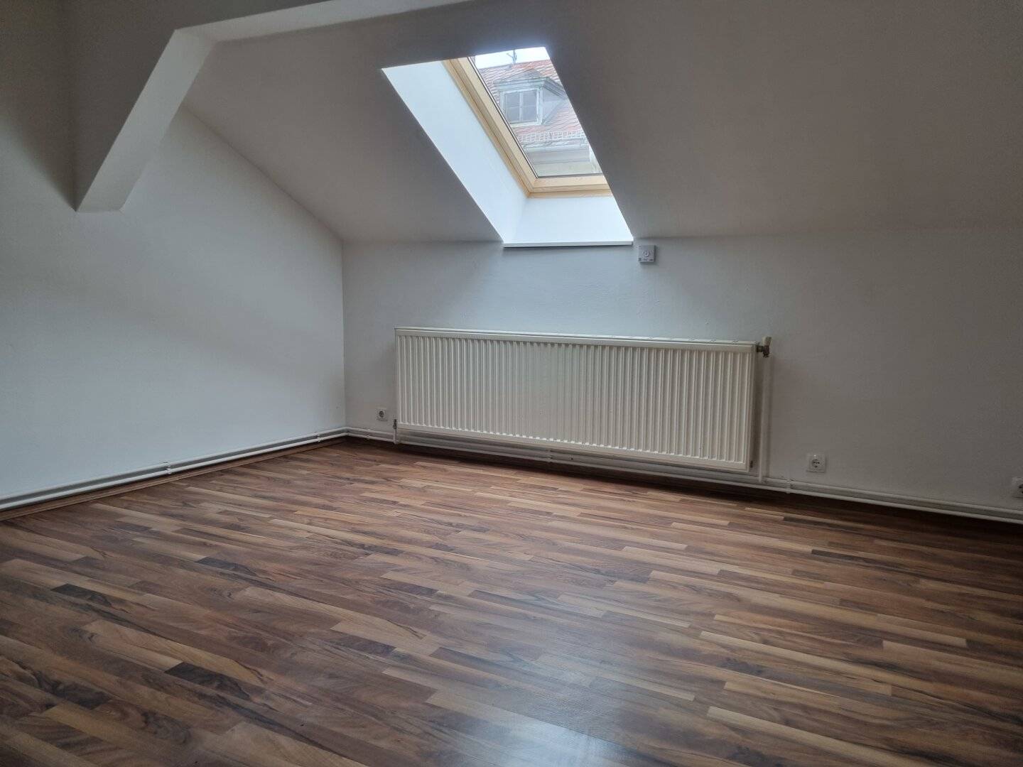 NEUREAL - Wunderschöne Dachgeschosswohnung im Zentrum von Gloggnitz zu verkaufen!